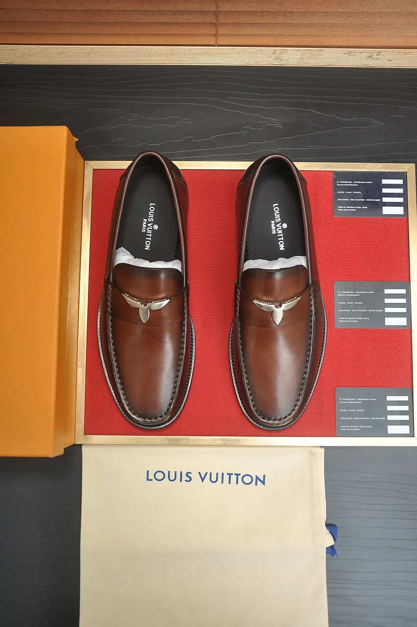 Men's men's shoes 💰560💶 [LV] (original single cowhide lining) 🍀LV's latest genuine leather business suit shoes are launched simultaneously on the official website. The first-layer cowhide imported from Italy is made of heavy gold, 💥1:1 rubber outsole from the official website. Versatile to wear, high-end without losing class, and the color combination is extraordinary. This four-season style is alluring when worn on your feet, showing off your big-name flair. Standard code 38-44 (45 customized)